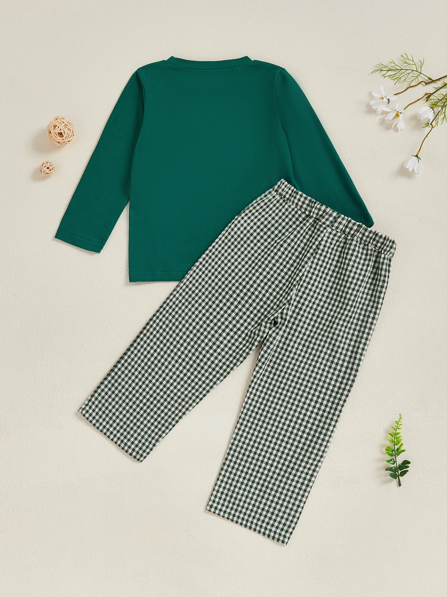 Sæt med lange ærmer og ternede bukser i broderet design til småbørnsdrenge