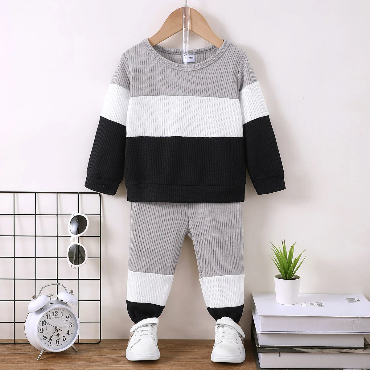 Sæt med lange ærmer og bukser i farveblok til drenge 1-6 år