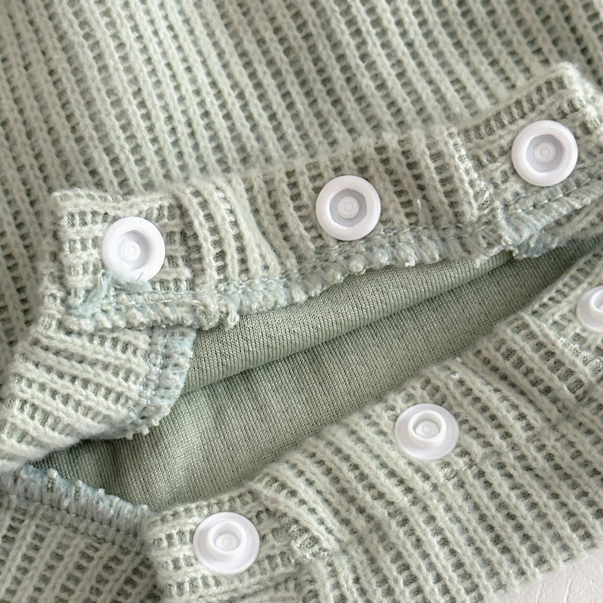 2-delt kravledragt til babyer i grøn og hvid til 0-18 måneder