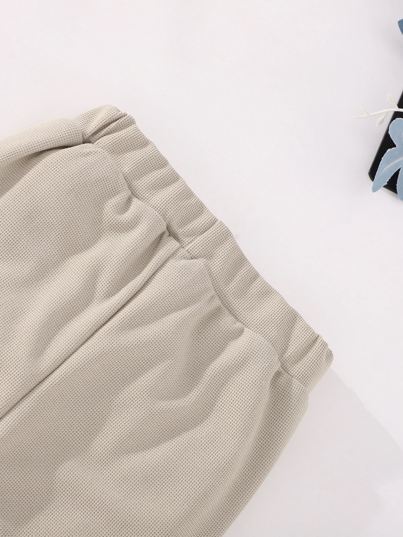 Drengesæt med langærmet hættetrøje og bukser i vaffelmønster