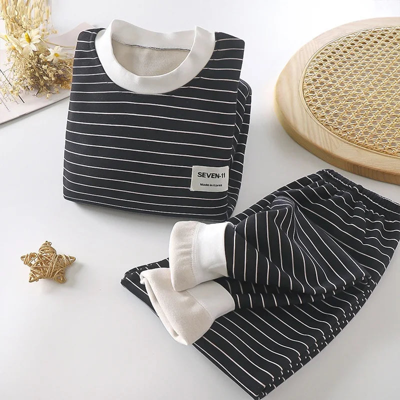 Varmt børnesæt med plystop og bukser til efterår/vinter