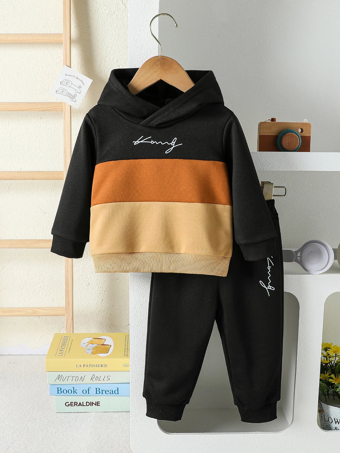 Afslappet efterårsoutfit med hættetrøje og bukser til småbørn 1-3 år