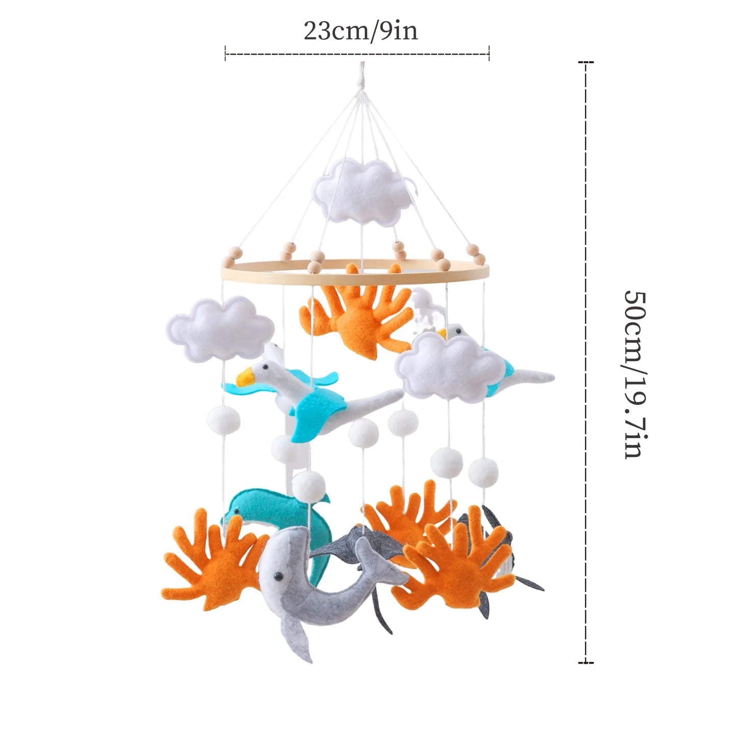 Træbabyseng-mobil med blødt filtdyrelegetøj