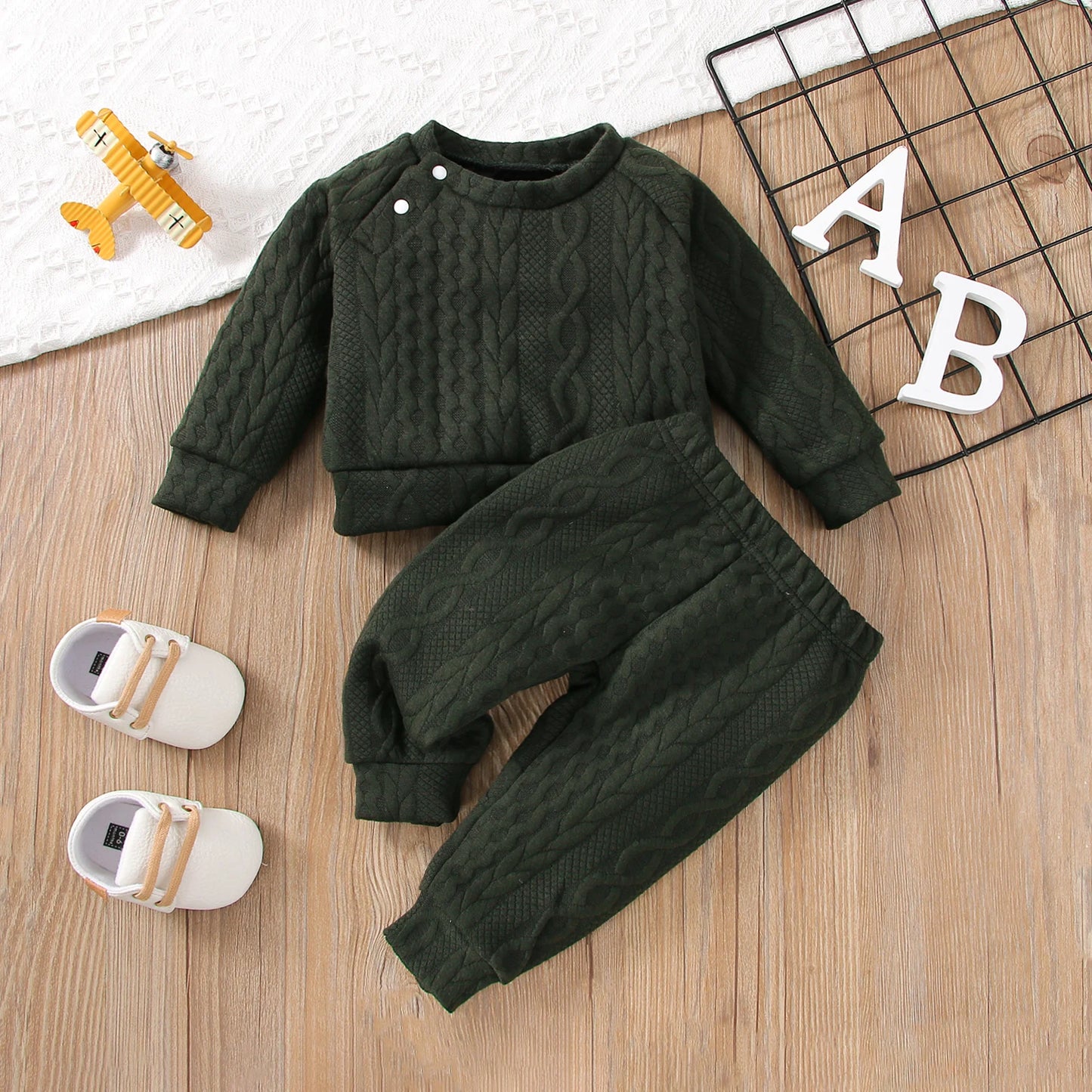 Newborn Unisex 2-Piece Long Sleeve Top and Pants Set