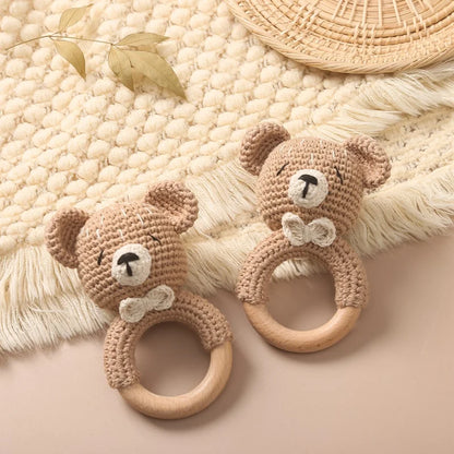 Babys trebarneleker – trygg håndlaget naturgave