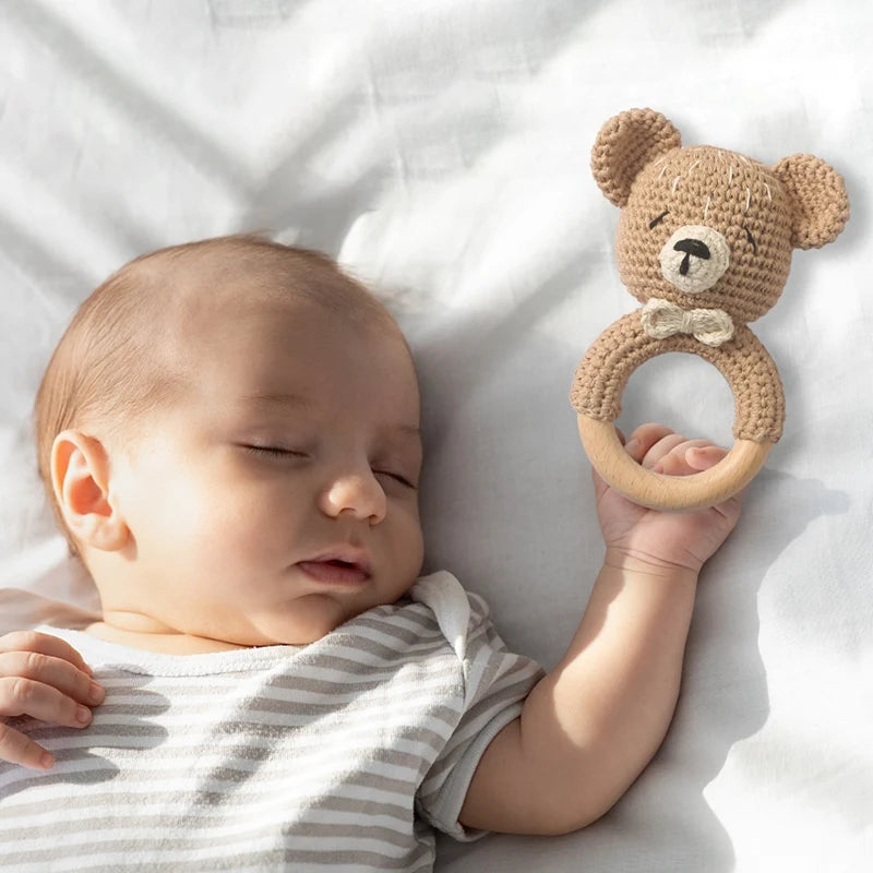 Babys trebarneleker – trygg håndlaget naturgave